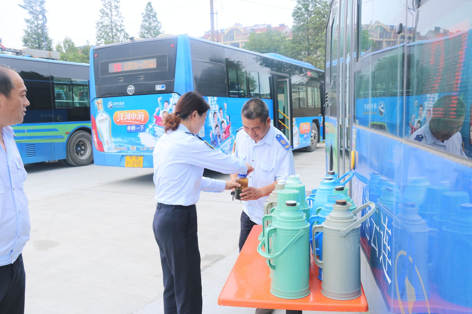 公交集團海通公交公司調(diào)配線路轉場分流充電 保障市民出行